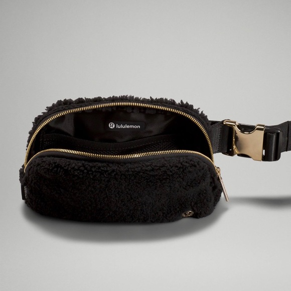 Lululemon Everywhere Fleece Belt Bag Black - Picture 6 of 13